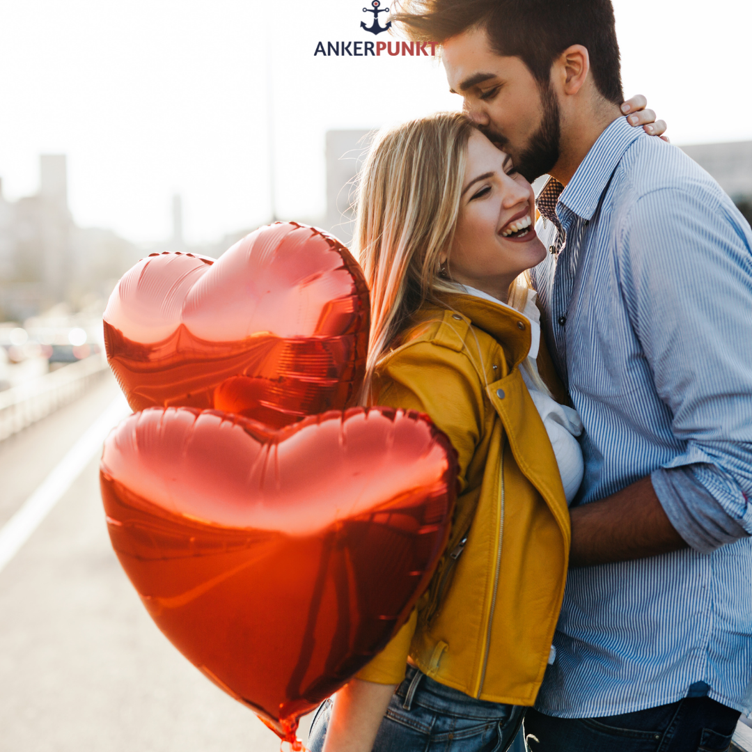 Mann und Frau an Valentinstag mit Herz Ballons