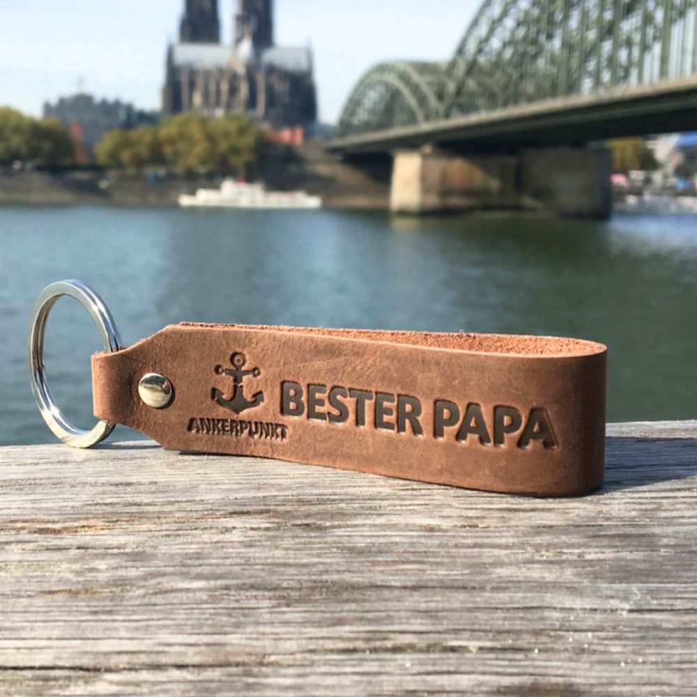 Brown leather keychain set with "Beste Mama & Bester Papa" engraving.