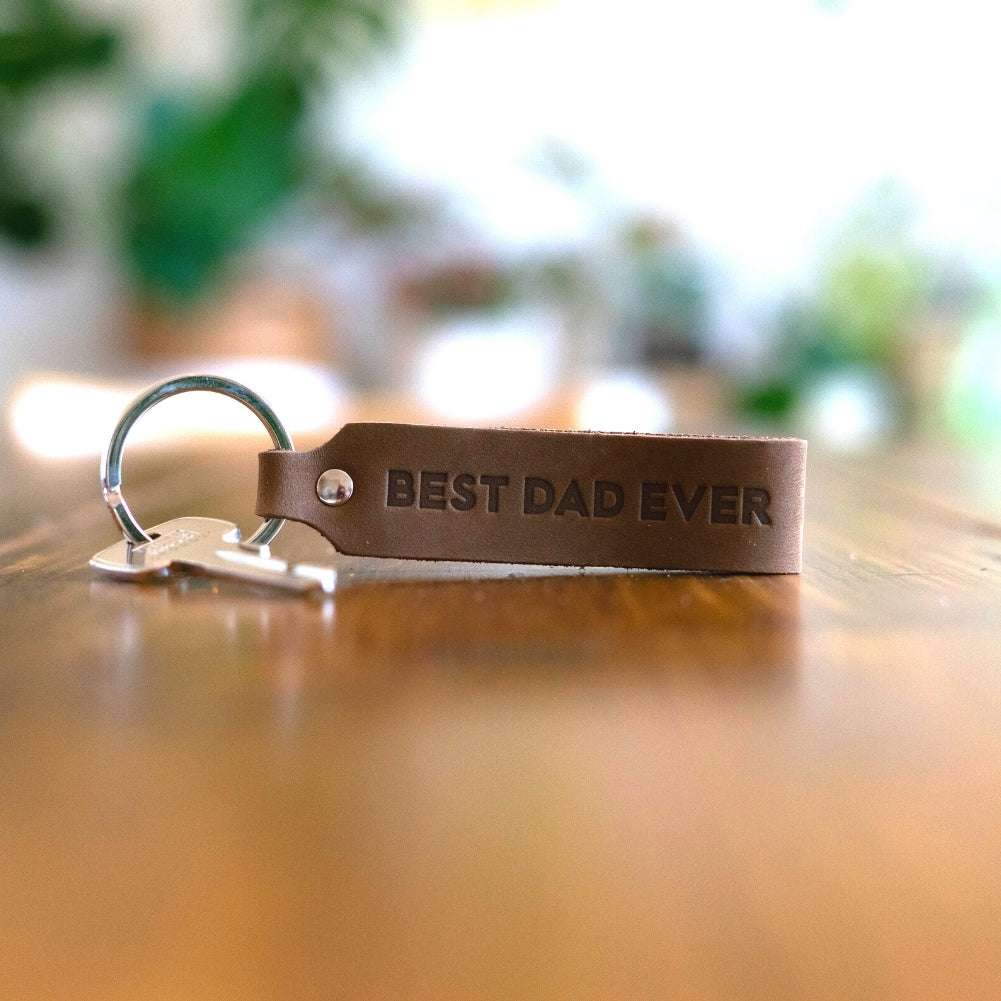 Dark brown leather keychain with "Best Dad Ever" engraving by ANKERPUNKT, perfect gift for fathers.