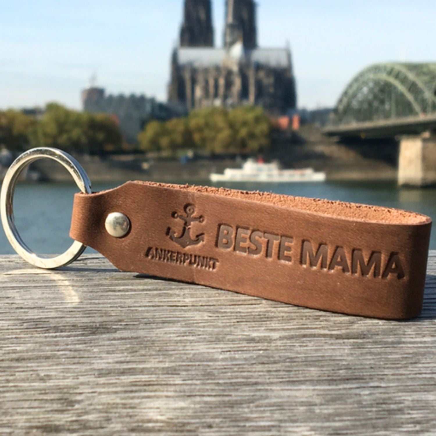 Geschenk für Mama Schlüsselanhänger Dunkelbrauner Leder-Schlüsselanhänger mit "Beste Mama"-Prägung, hochwertig und umweltfreundlich in Deutschland hergestellt.