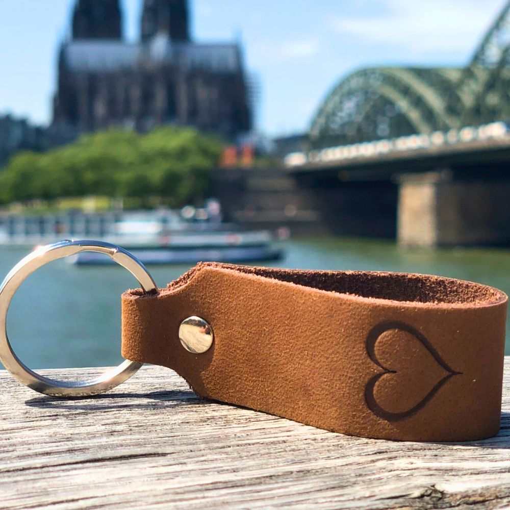 Herz Schlüsselanhänger aus dunkelbraunem Leder mit hochwertiger Verarbeitung, perfekt als persönliches Geschenk.
