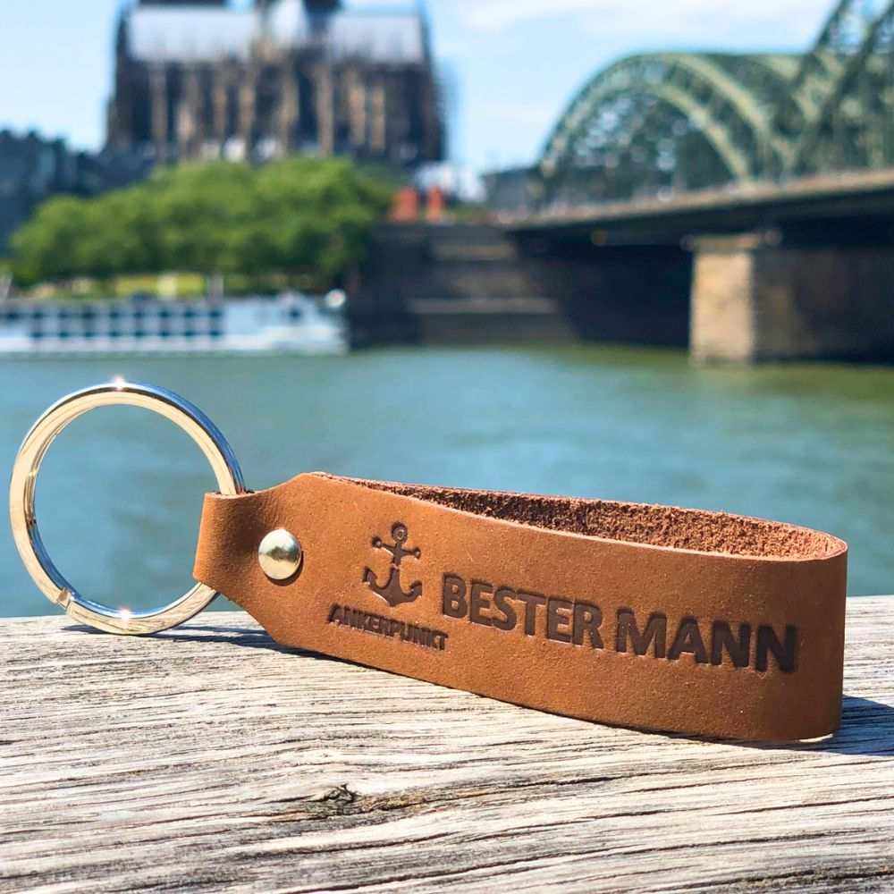 Dark brown leather "Bester Mann" keychain, made in Germany and ideal for gifting; durable and practical.