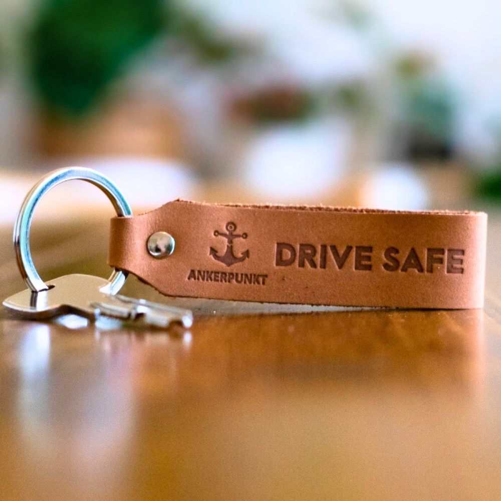 Drive Safe Schlüsselanhänger aus hellbraunem Leder mit Schlüsselring, hergestellt in Deutschland.
