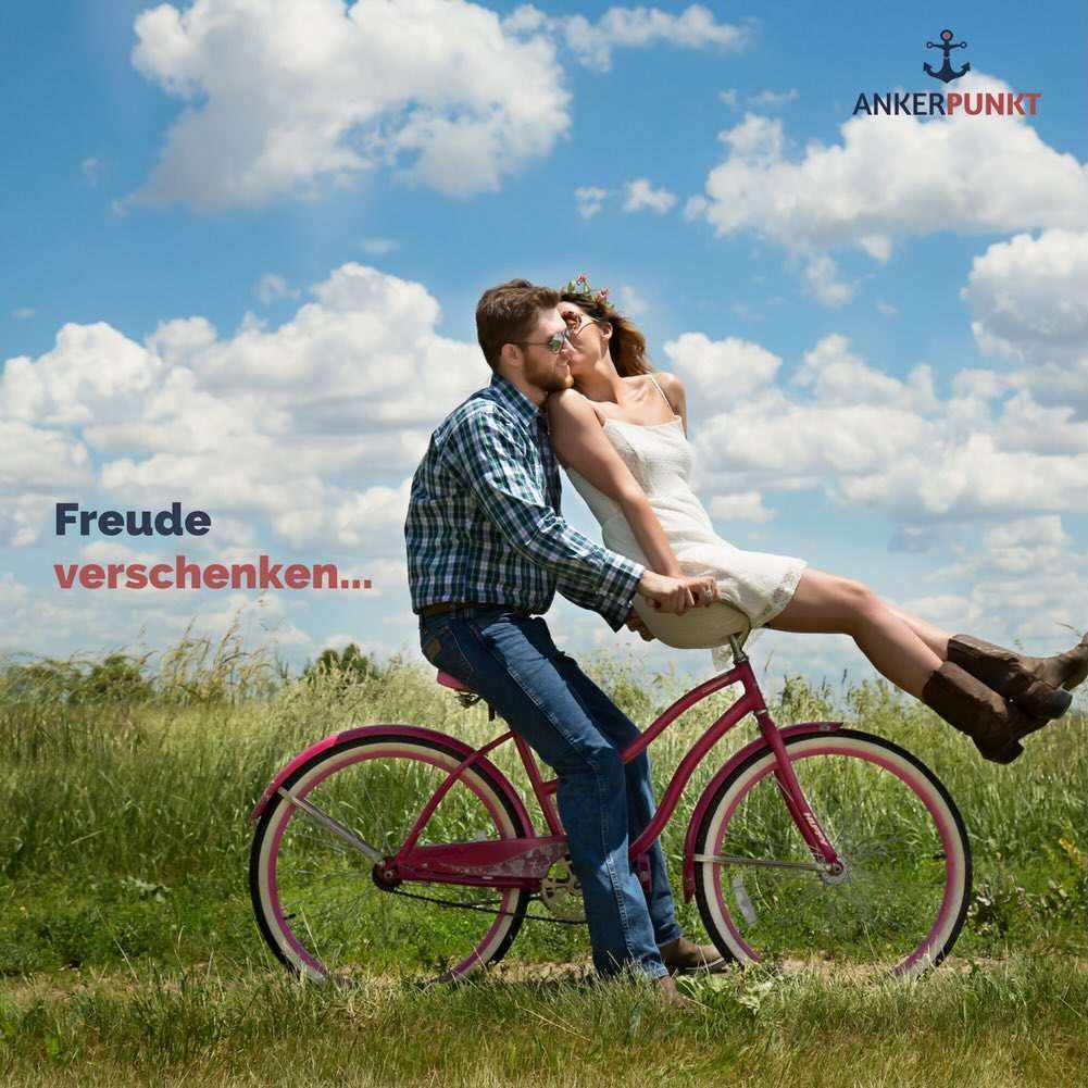 Leder Schlüsselanhänger mit Gravur "Be Happy" von ANKERPUNKT, dunkelbraun, ideal als Geschenk und Glücksbringer, hergestellt in Deutschland.