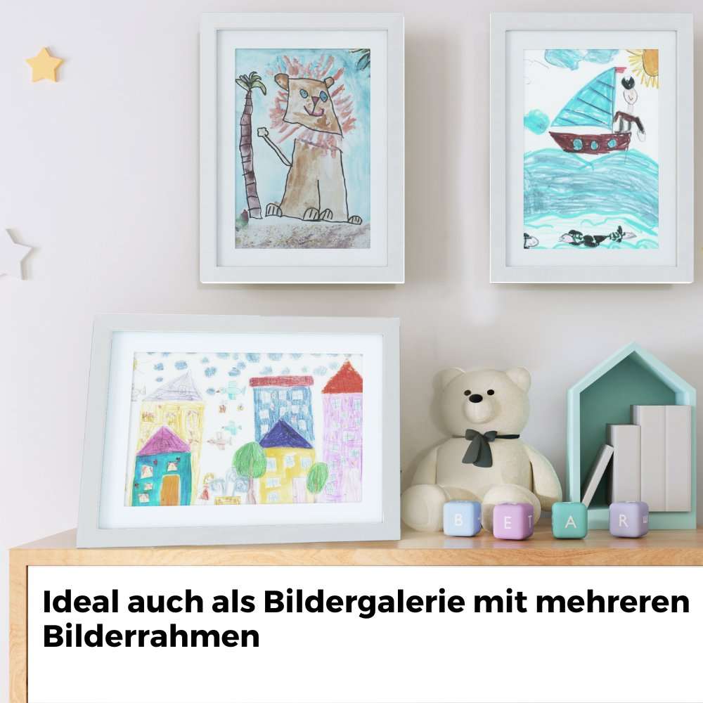 Bilderrahmen für Kinderzeichnungen A4, weiß, für bis zu 100 Kunstwerke, an der Wand montiert und auf einem Tisch arrangiert mit Kinderbildern.