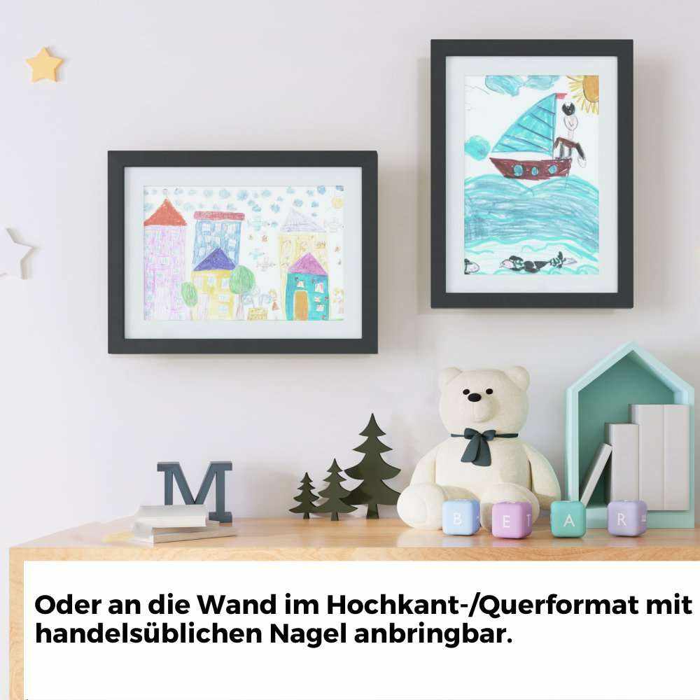 Bilderrahmen für Kinderzeichnungen A4 schwarz an der Wand montiert, geeignet für bis zu 100 Kunstwerke.