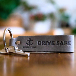 Drive Safe Schlüsselanhänger Leder Grau – Geschenk für Fahranfänger