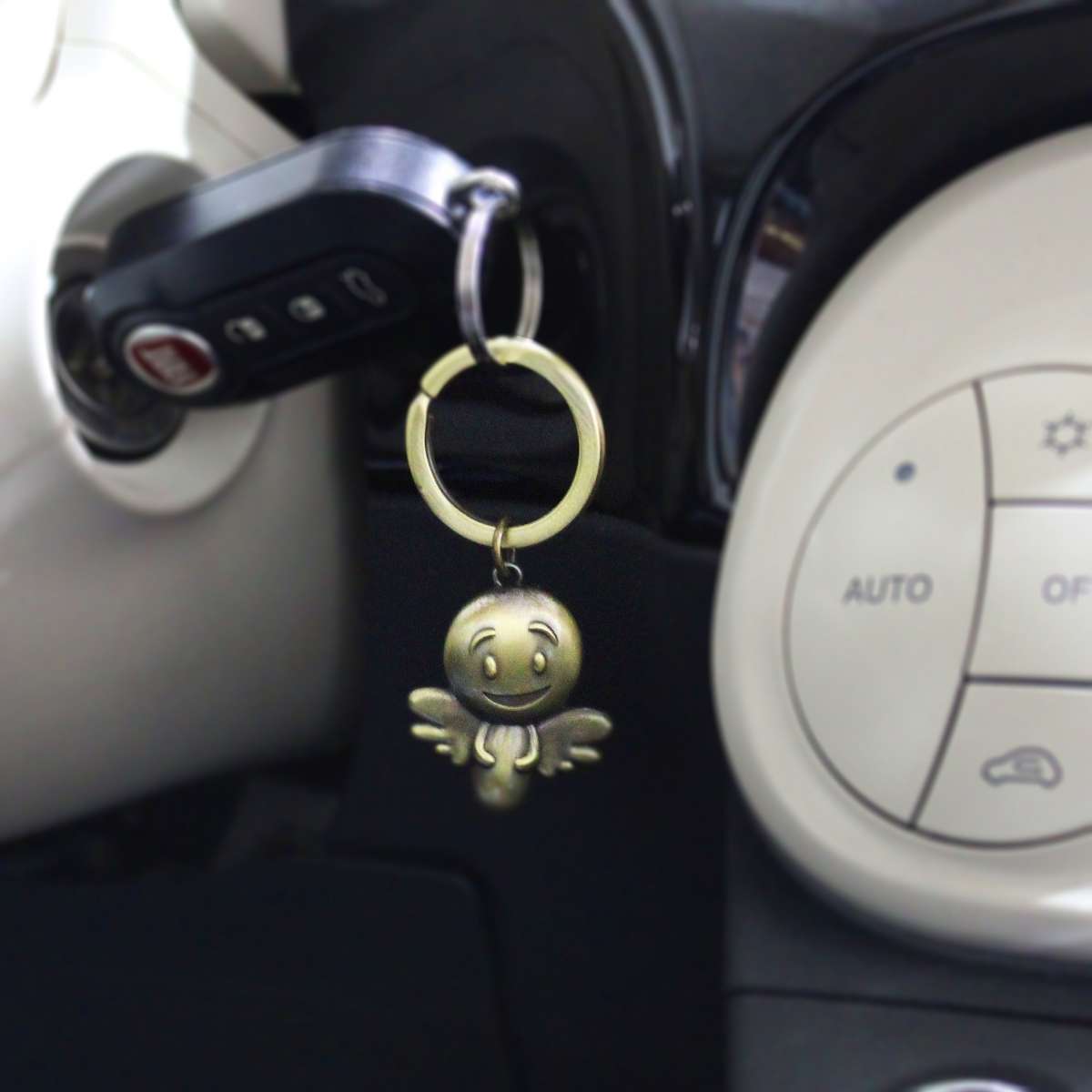 Engel Schlüsselanhänger als Glücksbringer im Auto – Schutzengel am Autoschlüssel.