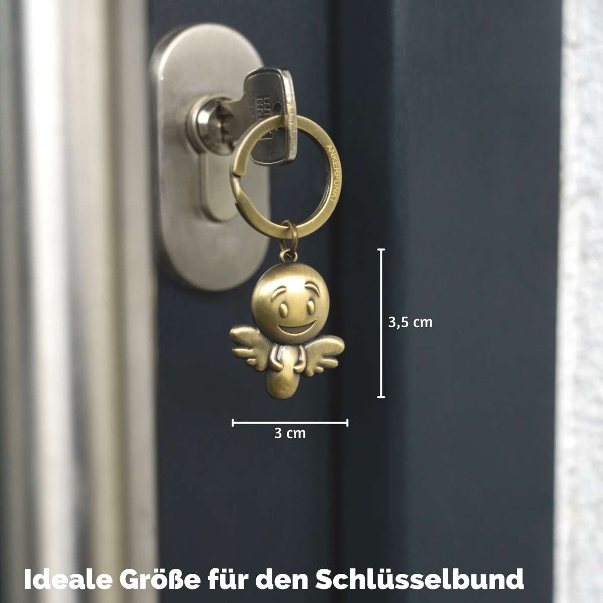 Goldfarbener Schutzengel Schlüsselanhänger im Türschloss – ideale Größe 3,5 x 3 cm
