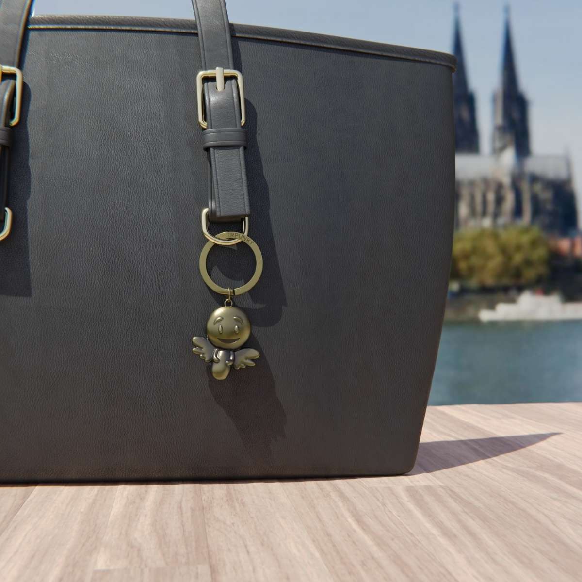 Schlüsselanhänger Schutzengel als stilvolles Accessoire an einer Handtasche – Glücksbringer Engel.