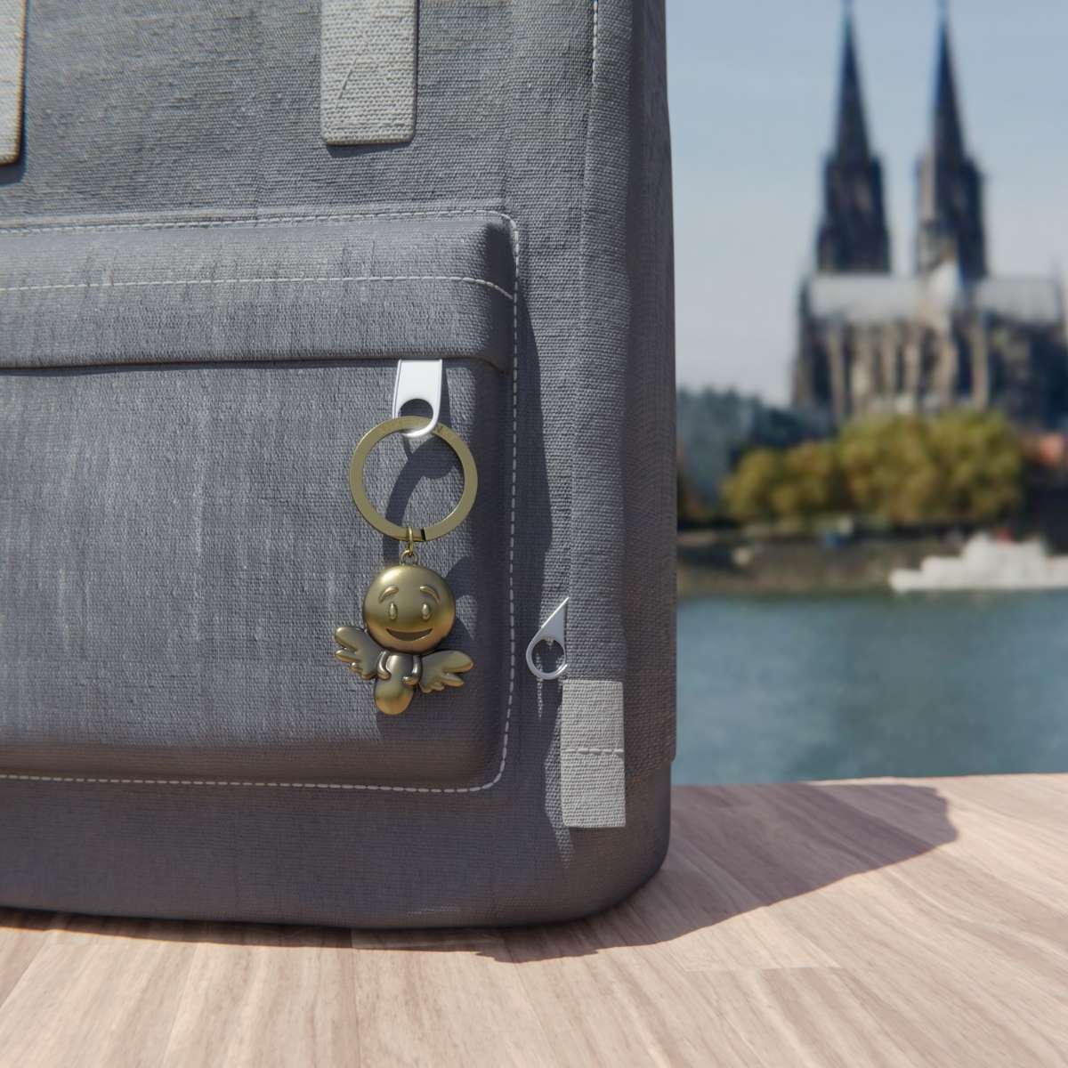 Schutzengel Schlüsselanhänger am Rucksack – Engel Glücksbringer als ständiger Begleiter.