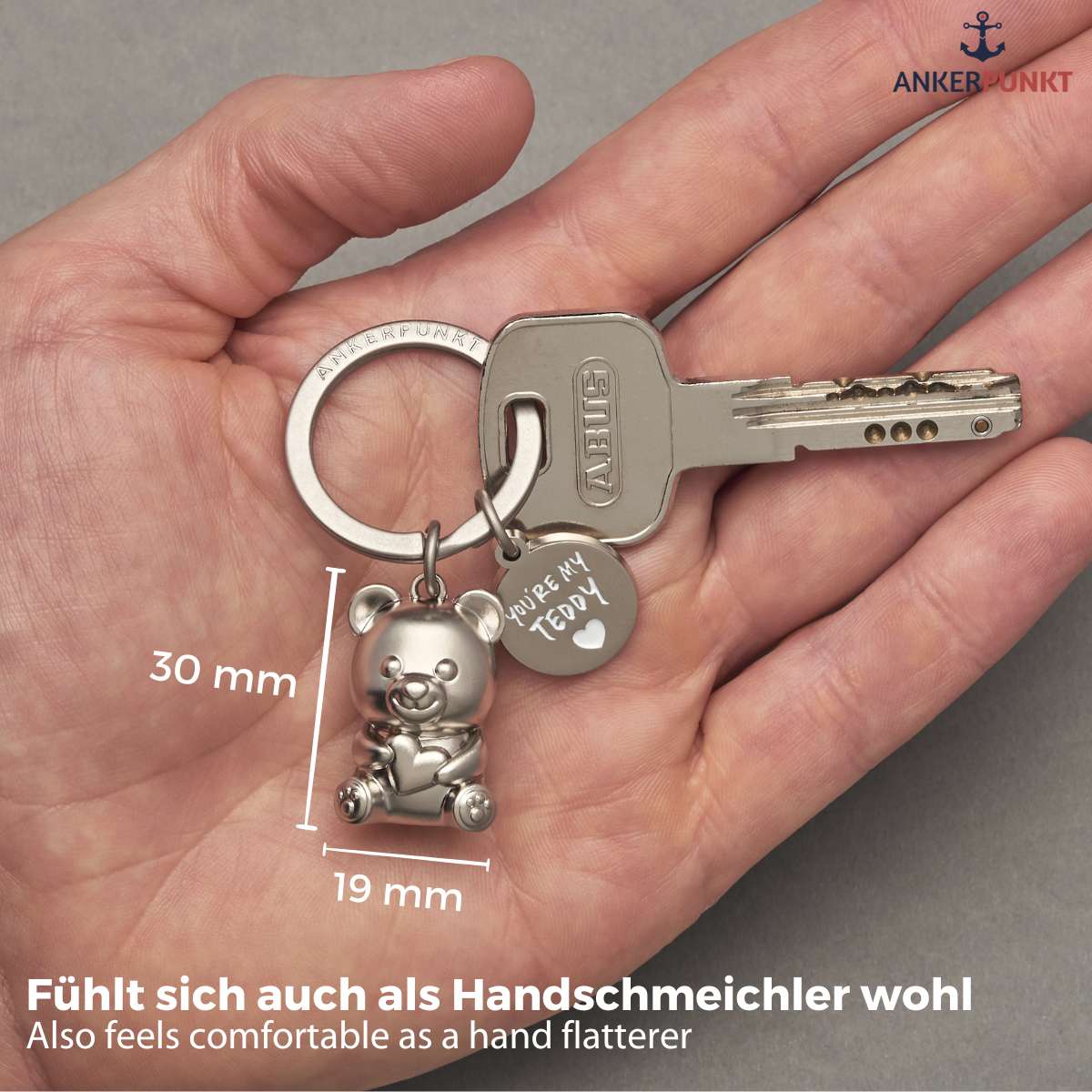 Teddy Schlüsselanhänger mit Gravur – handlich, 30 mm hoch und 19 mm breit, passt ideal an den Schlüsselbund.