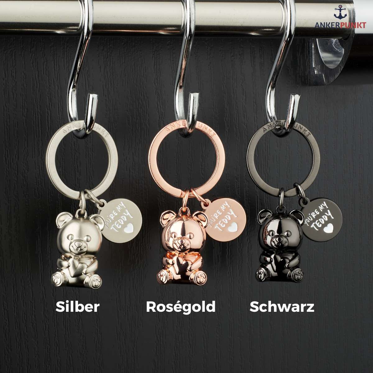 Teddy Schlüsselanhänger mit Gravur „You’re my Teddy“ – erhältlich in Silber, Roségold und Schwarz.