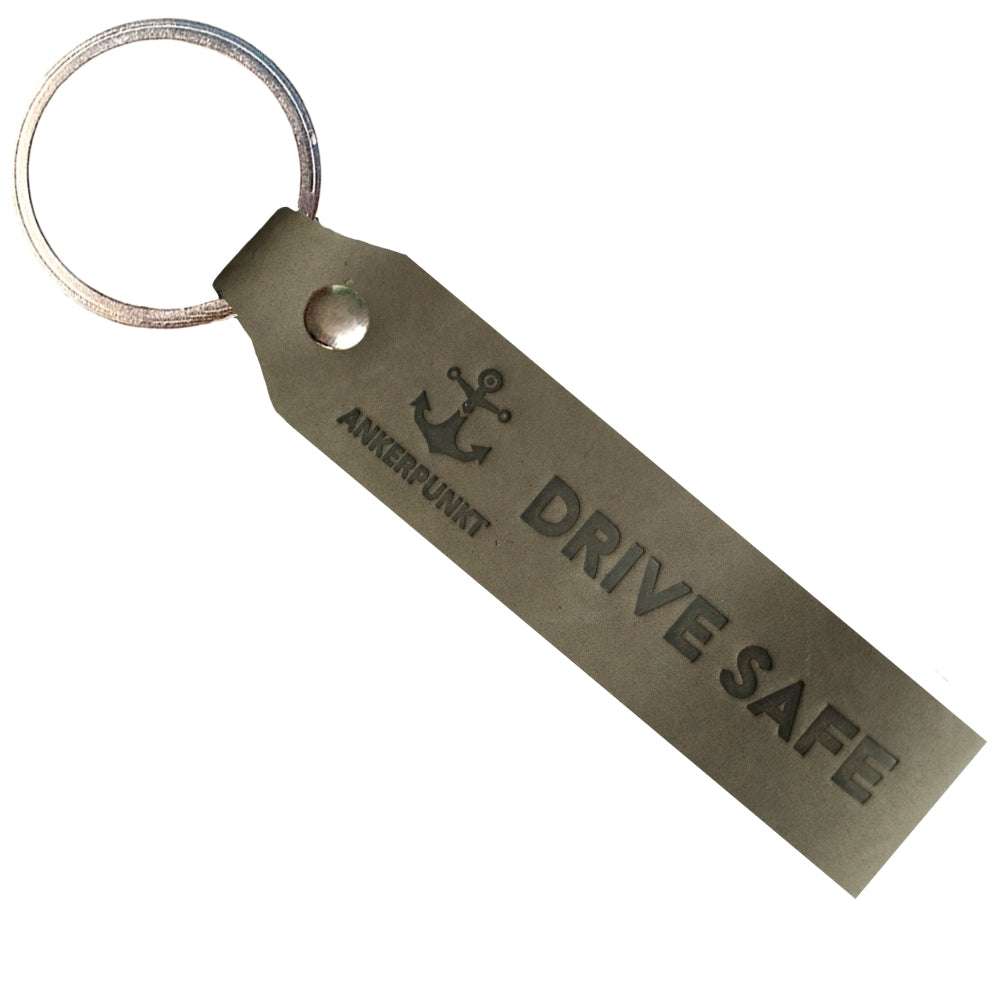 Drive Safe Schlüsselanhänger aus grauem Leder mit Ankerknoten-Design.