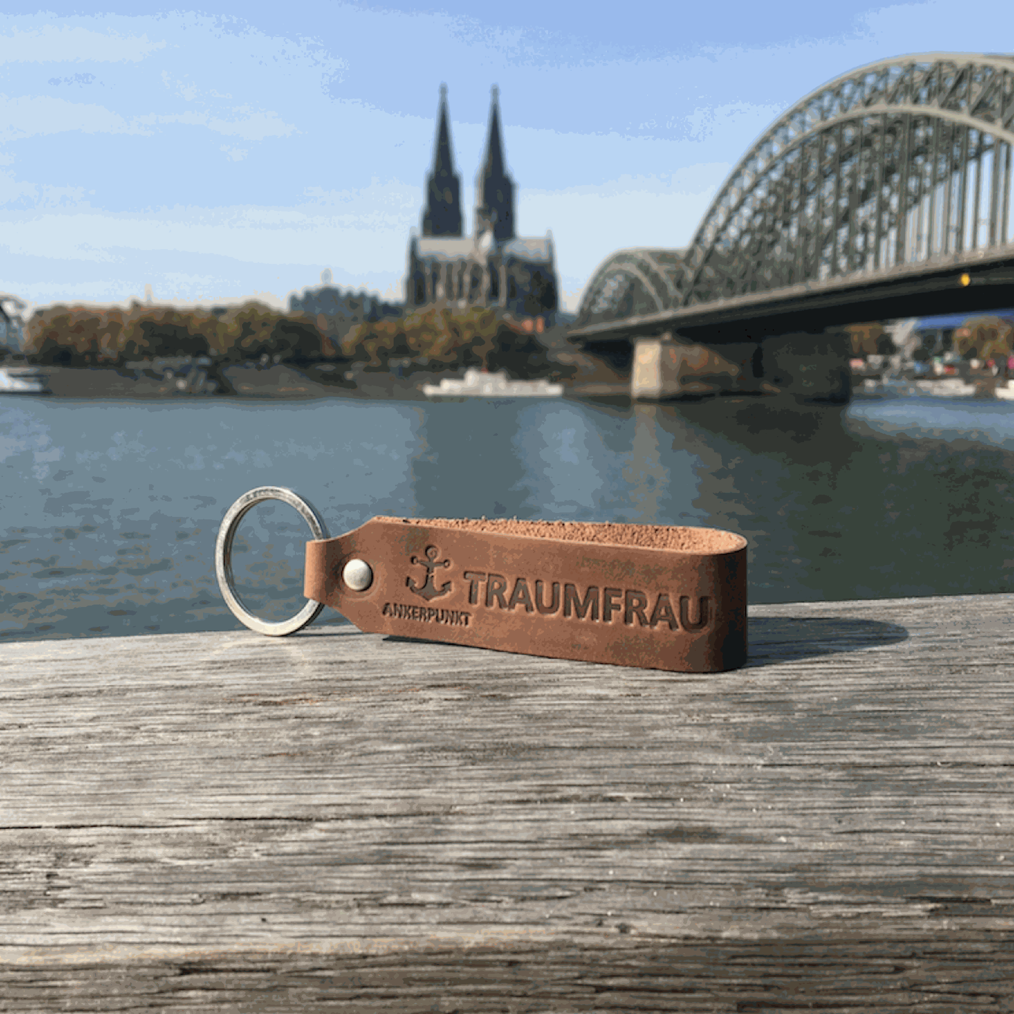 Leder Schlüsselanhänger Traumfrau von ANKERPUNKT in dunkelbraun vor Kölner Dom und Hohenzollernbrücke im Hintergrund.
