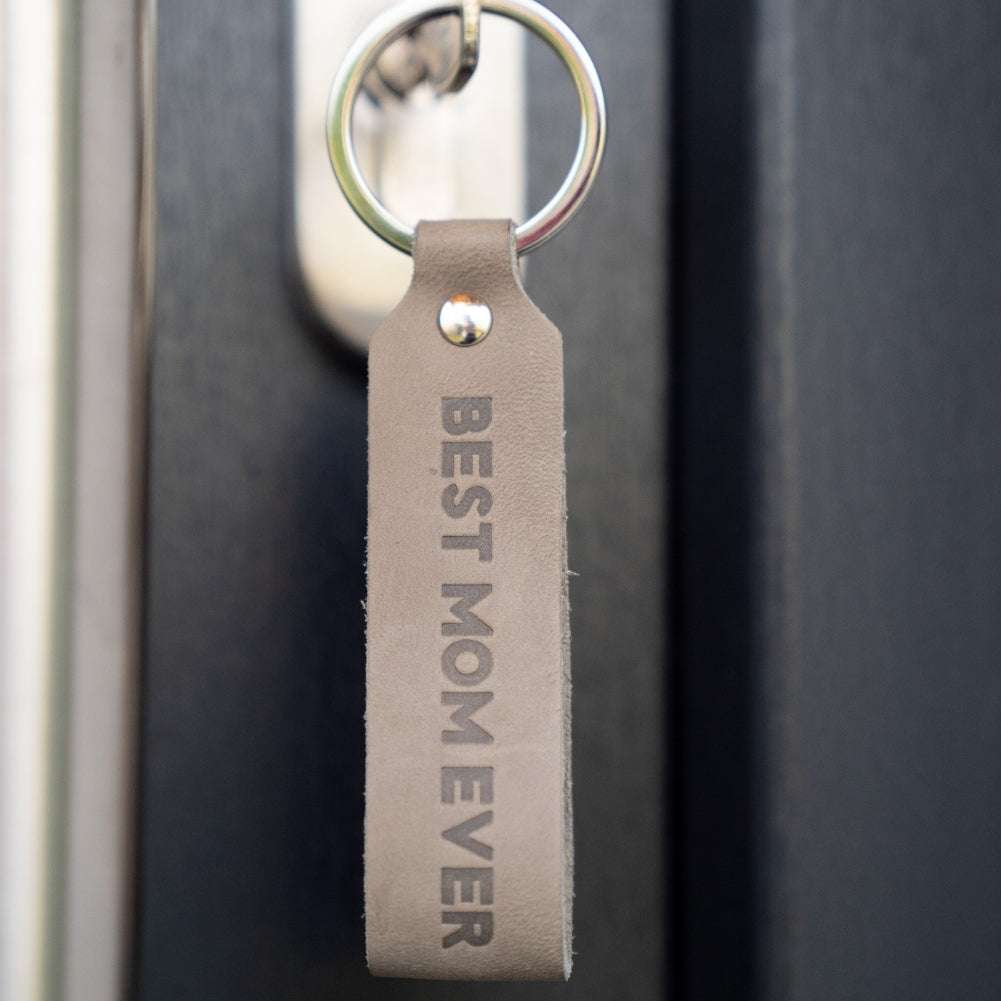 Schlüsselanhänger Leder best mom ever grau am Schlüsselbund.