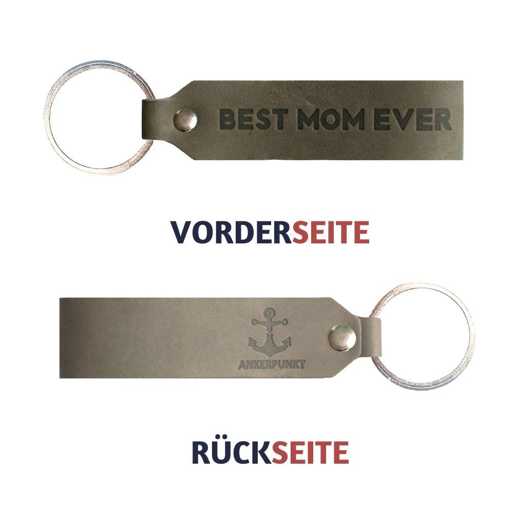Leder-Schlüsselanhänger mit Gravur "Best Mom Ever", grau, hergestellt in Deutschland, langlebig und umweltfreundlich.