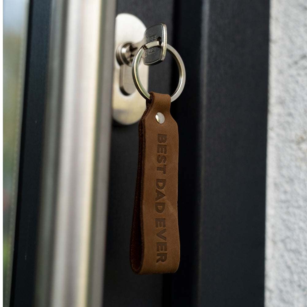 ANKERPUNKT Schlüsselanhänger Leder mit Gravur "Best Dad Ever" in dunkelbraun am Schlüsselbund im Schloss.