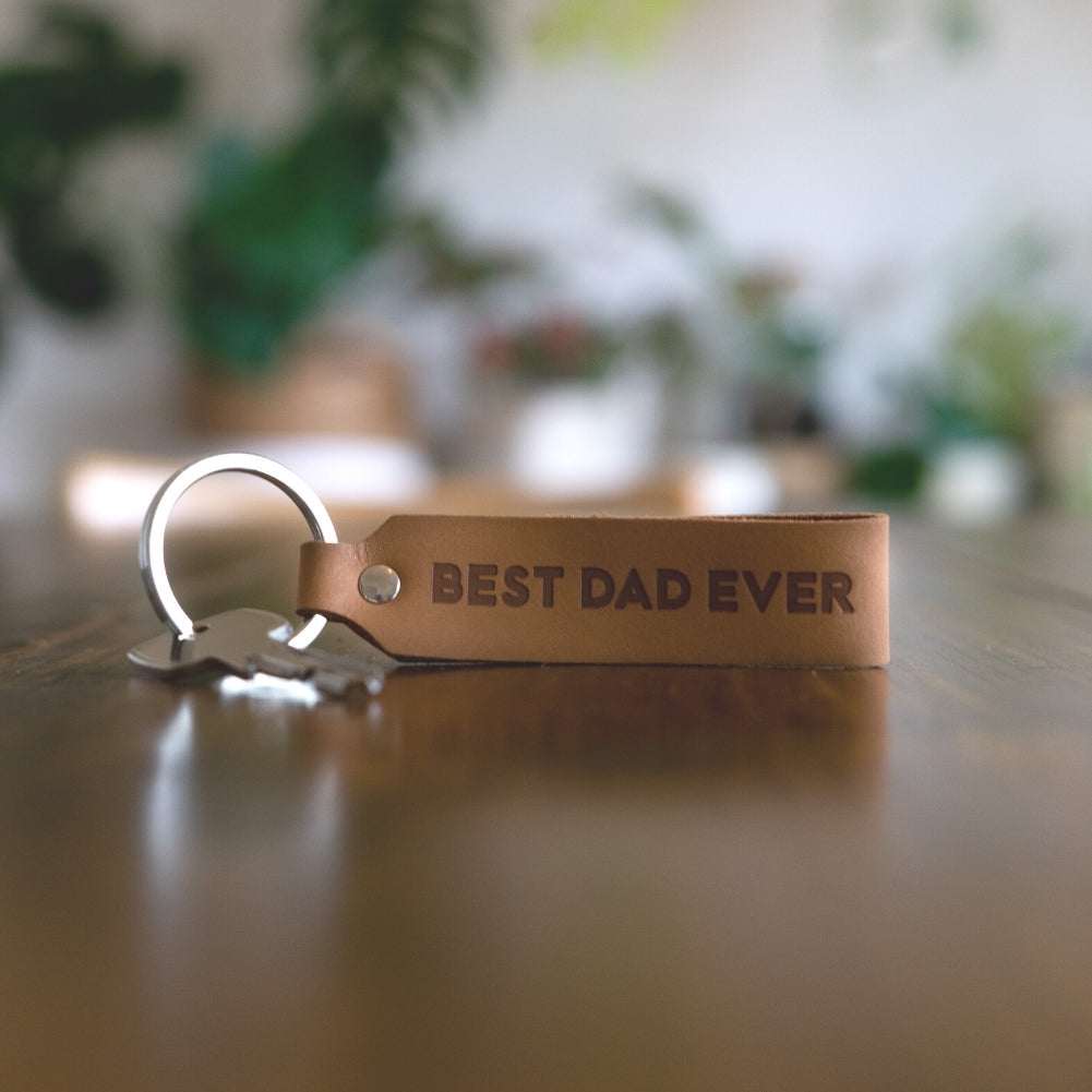 Light brown leather keychain with "Best Dad Ever" engraving, made in Germany by ANKERPUNKT.