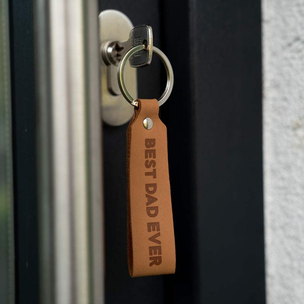 Light brown leather keychain engraved with "Best Dad Ever" by ANKERPUNKT, made in Germany.