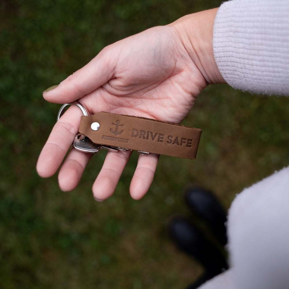 Drive Safe Schlüsselanhänger aus dunkelbraunem Leder als praktisches Geschenk für Autofahrer.