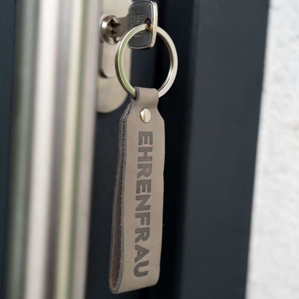Ehrenmann & Ehrenfrau leather keychain set in gray, perfect gift for couples, made in Germany.