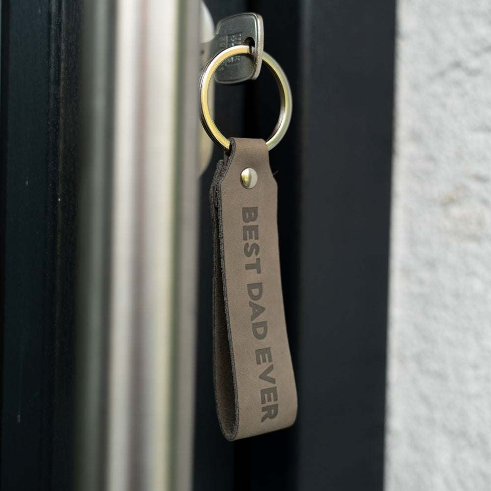 Schlüsselanhänger Leder mit Gravur "Best Dad Ever" in Grau an Schlüsselbund.