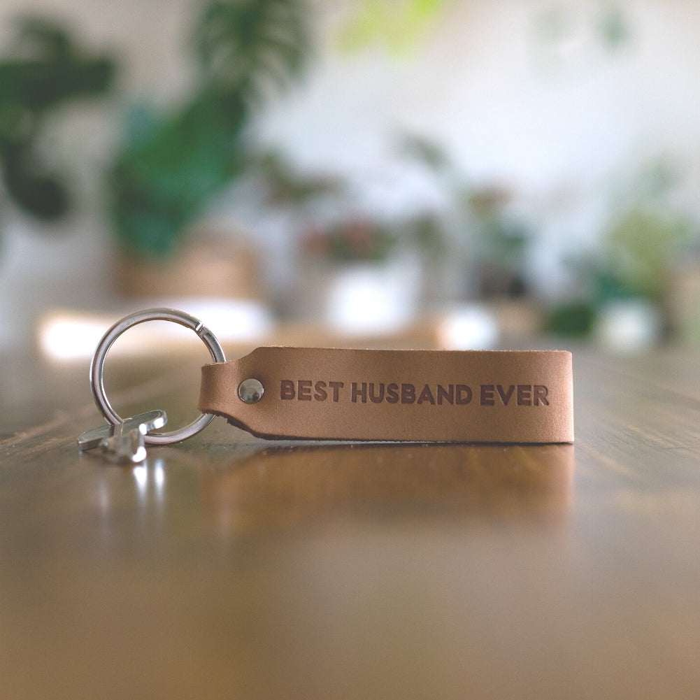 Light brown leather keychain with "Best Husband Ever" engraving, made in Germany by ANKERPUNKT.