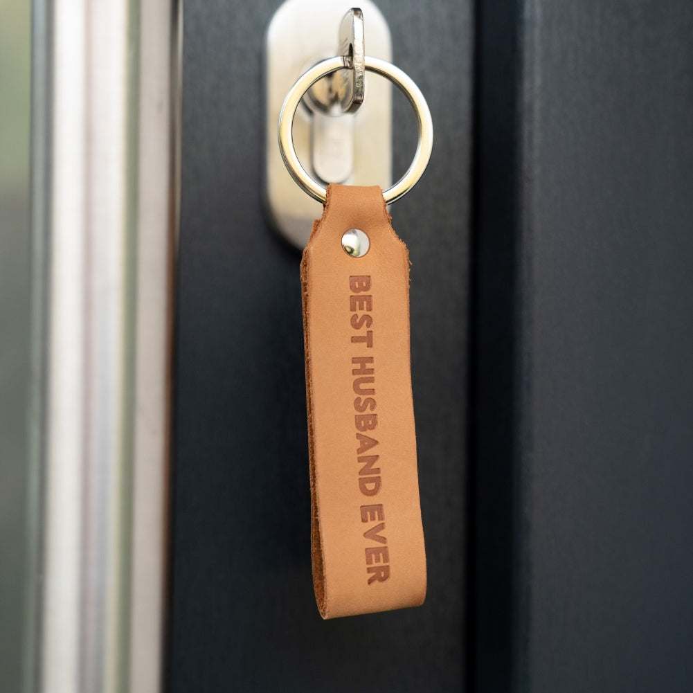 ANKERPUNKT Schlüsselanhänger Leder mit Gravur "Best Husband Ever" in hellbraun, am Schlüsselbund befestigt