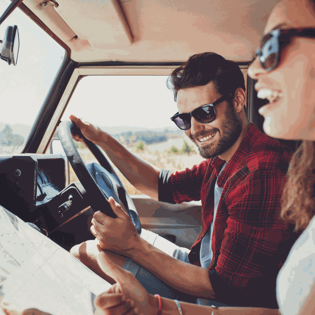 Drive Safe Schlüsselanhänger Leder in hellbraun, perfektes Geschenk für Autofahrer, hochwertig in Deutschland gefertigt.