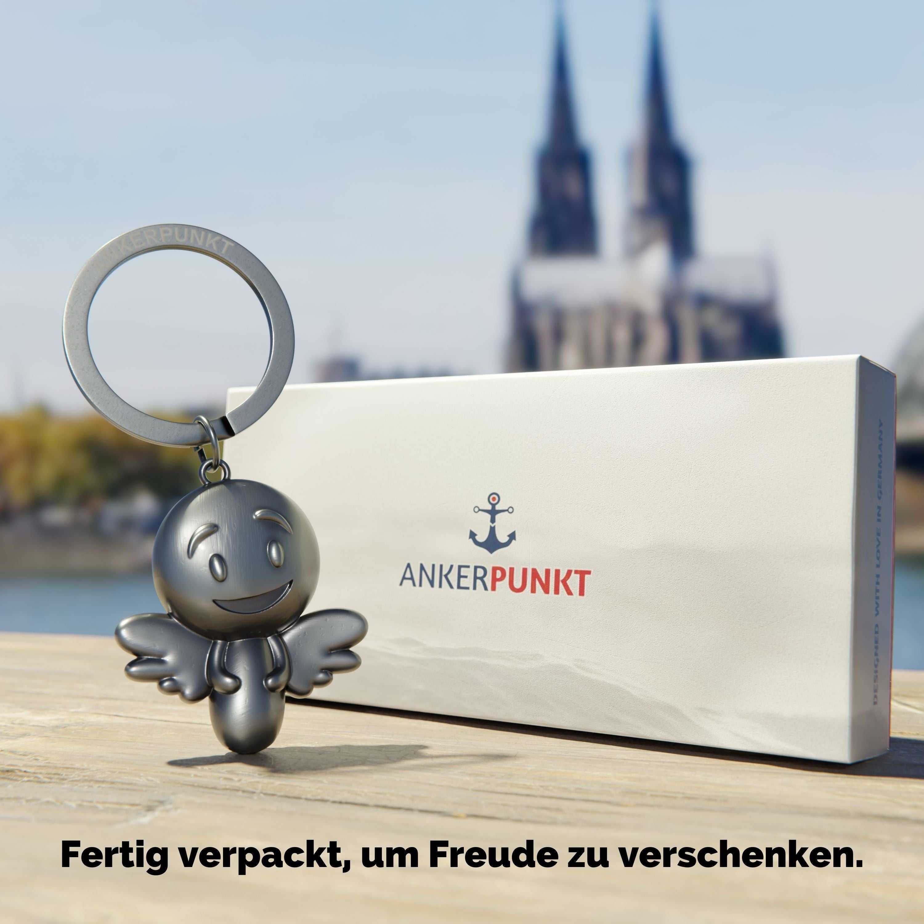 Schutzengel Schlüsselanhänger Engel Smiley in silber vintage vor Ankerpunkt-Verpackung.