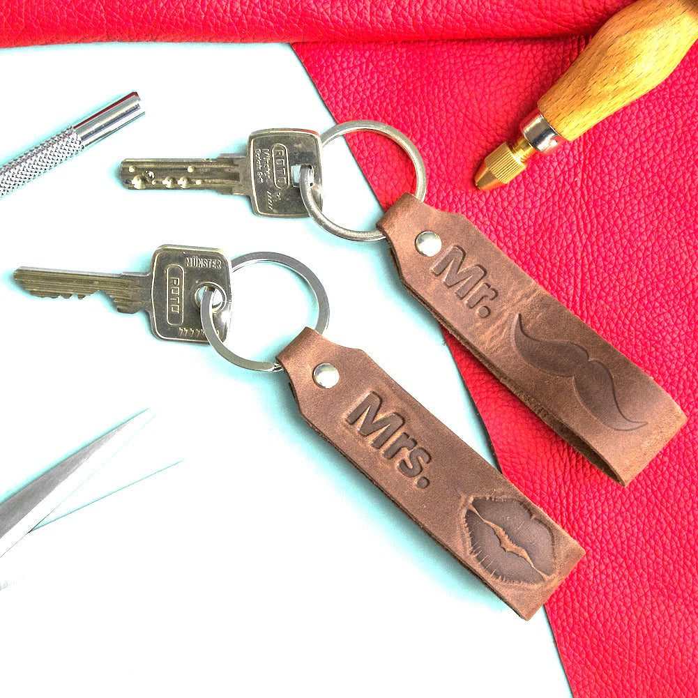 Leder-Schlüsselanhänger mit Gravur "Mr. Mrs." in dunkelbraun, perfektes Geschenk, hergestellt in Deutschland.