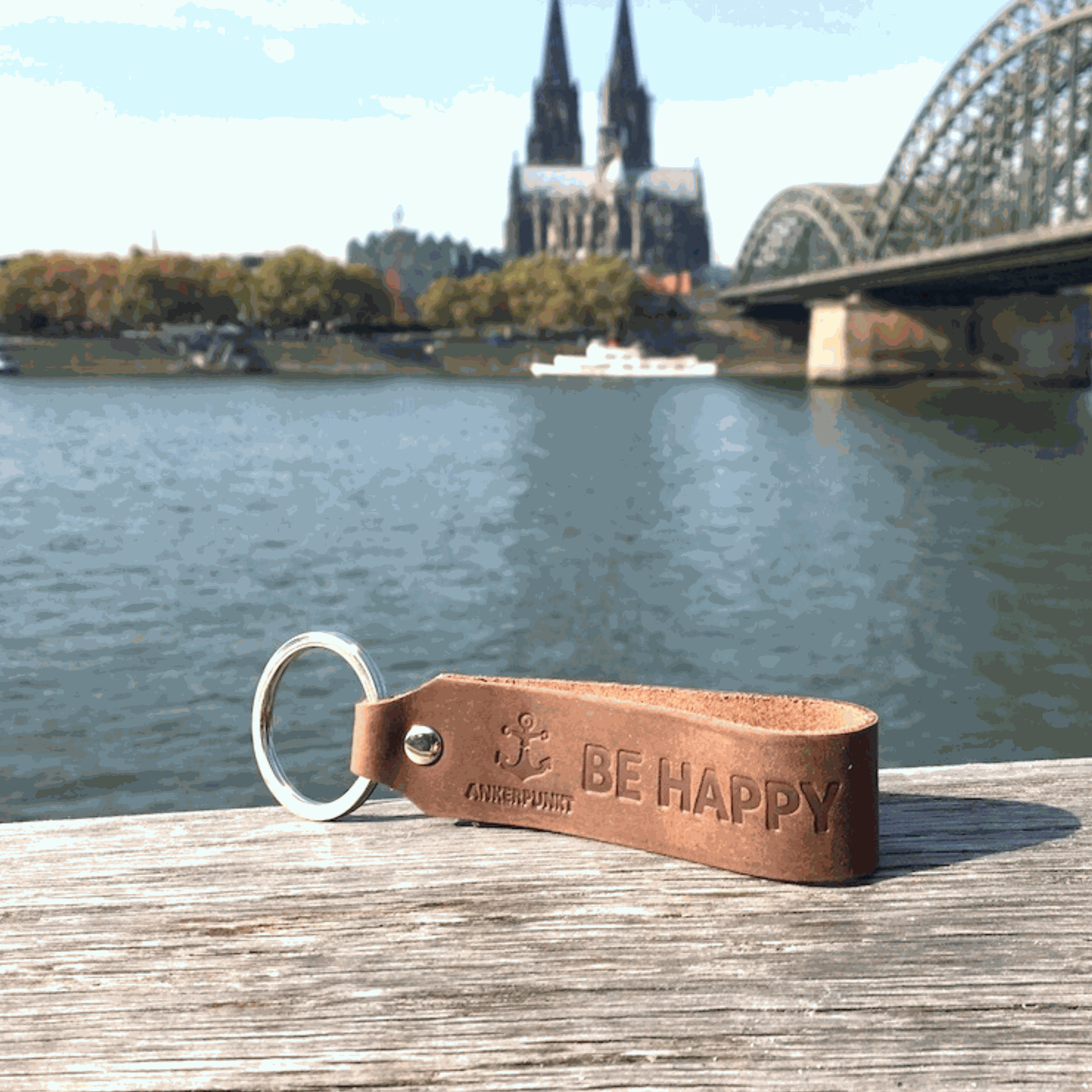 Leder Schlüsselanhänger mit Gravur "Be Happy" in dunkelbraun, von ANKERPUNKT.