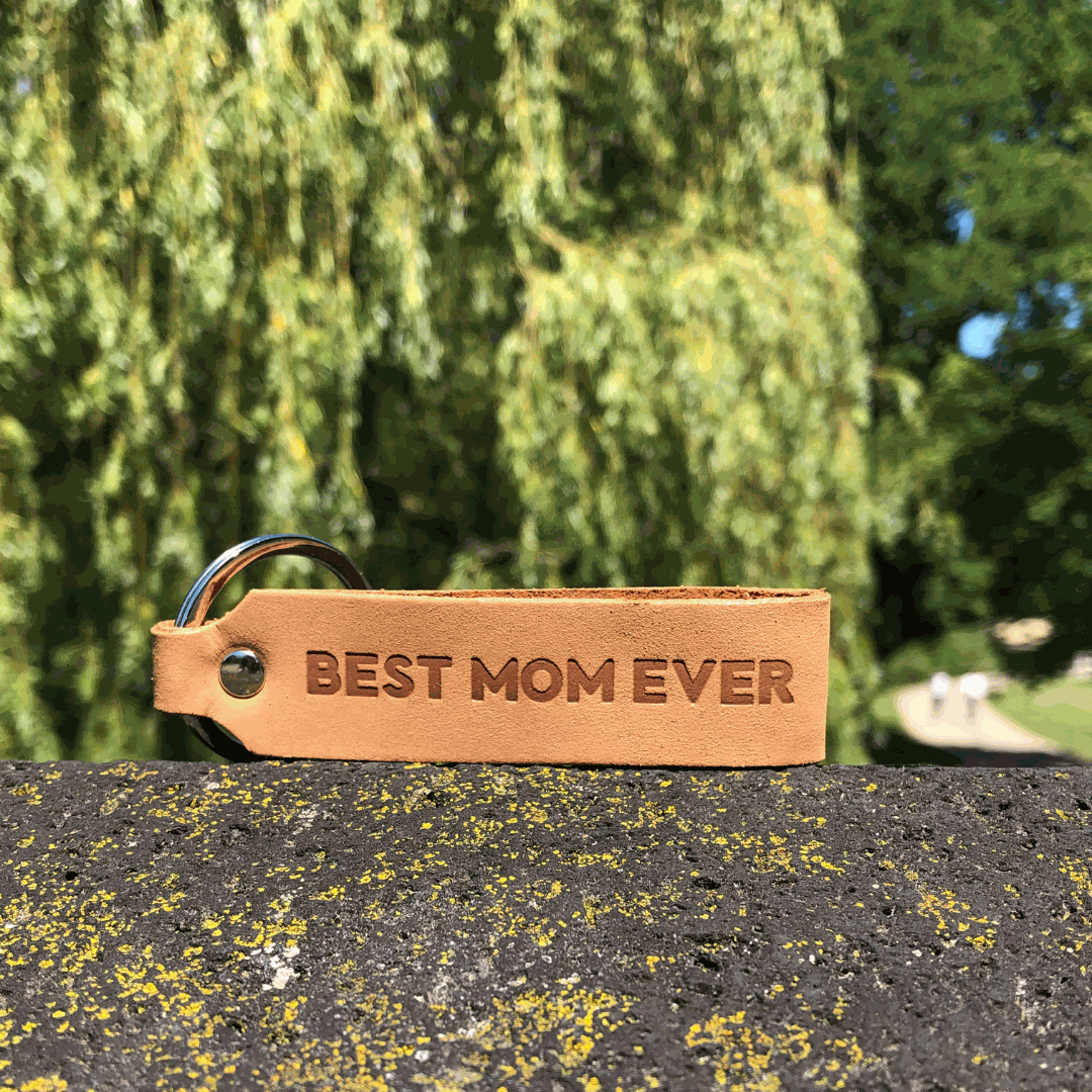 ANKERPUNKT Schlüsselanhänger Leder mit Gravur "Best Mom Ever" hellbraun, Geschenk für Mama, langlebiges Vollrindleder, made in Germany.