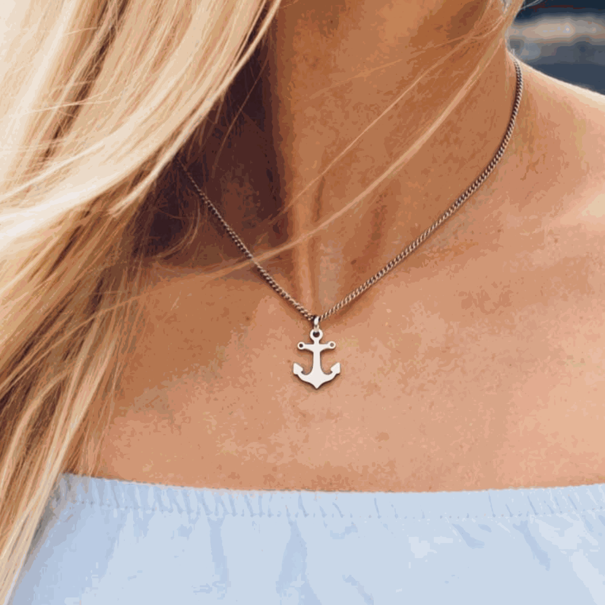 Silberne Halskette mit Anker Anhänger im maritimen Design.