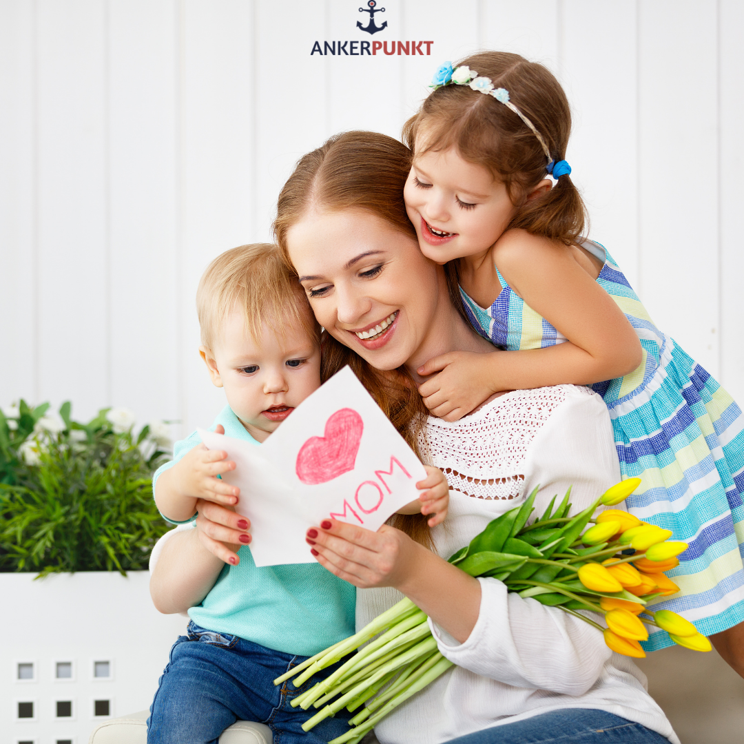 Mutter mit Kindern und Geschenken zum Muttertag
