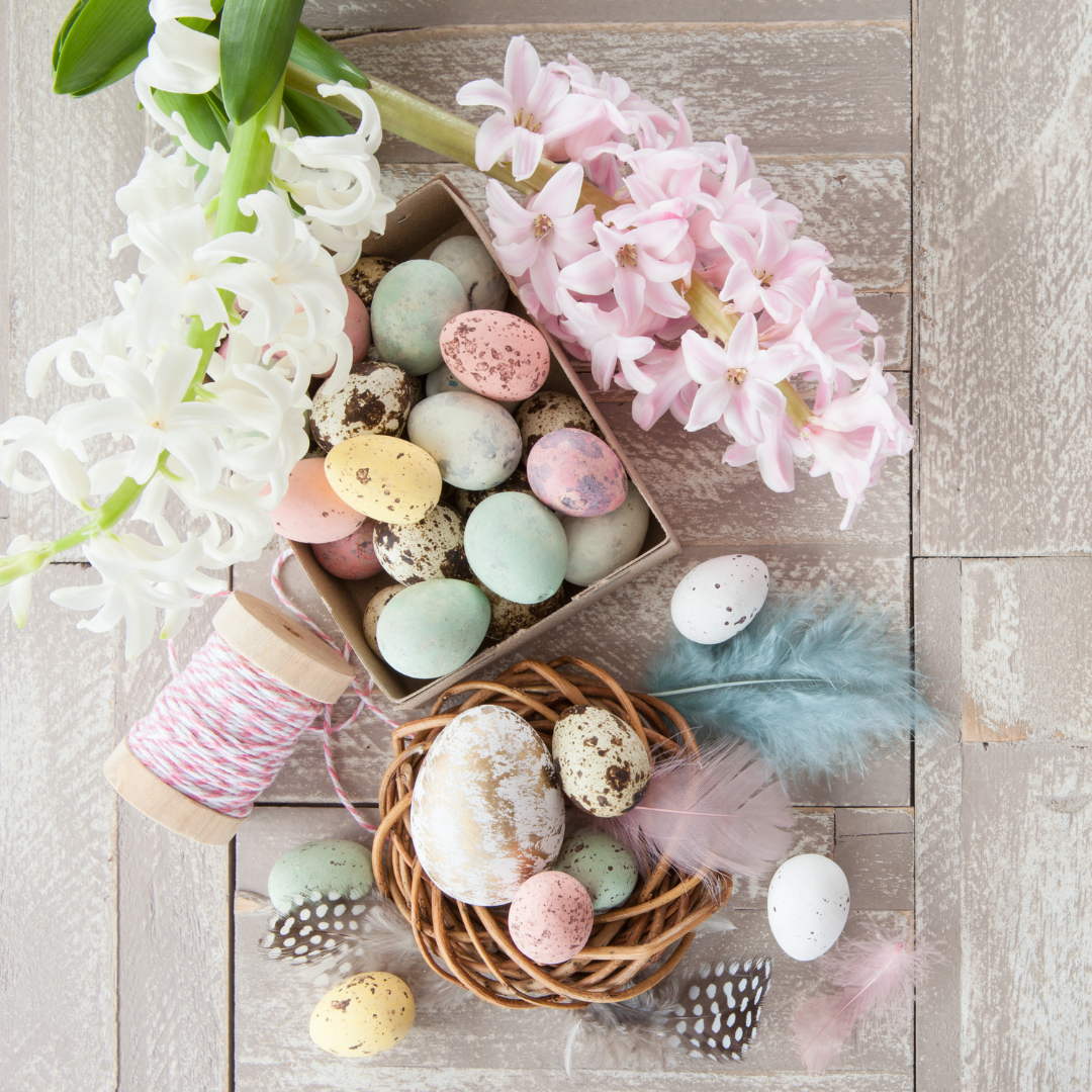 Ein gedeckter Ostertisch mit Ostereiern und Blumen