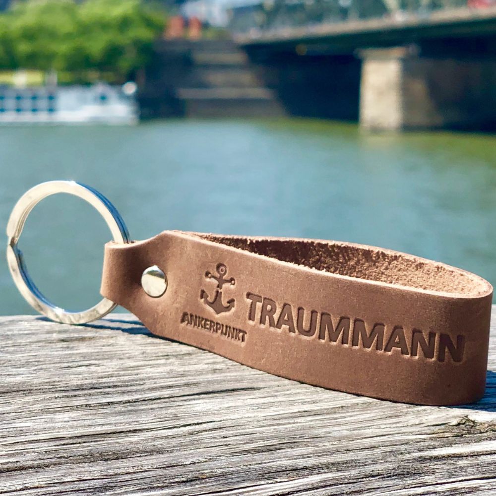 Schlüsselanhänger Traummann für Männer am Rhein am Holzsteg in Köln.