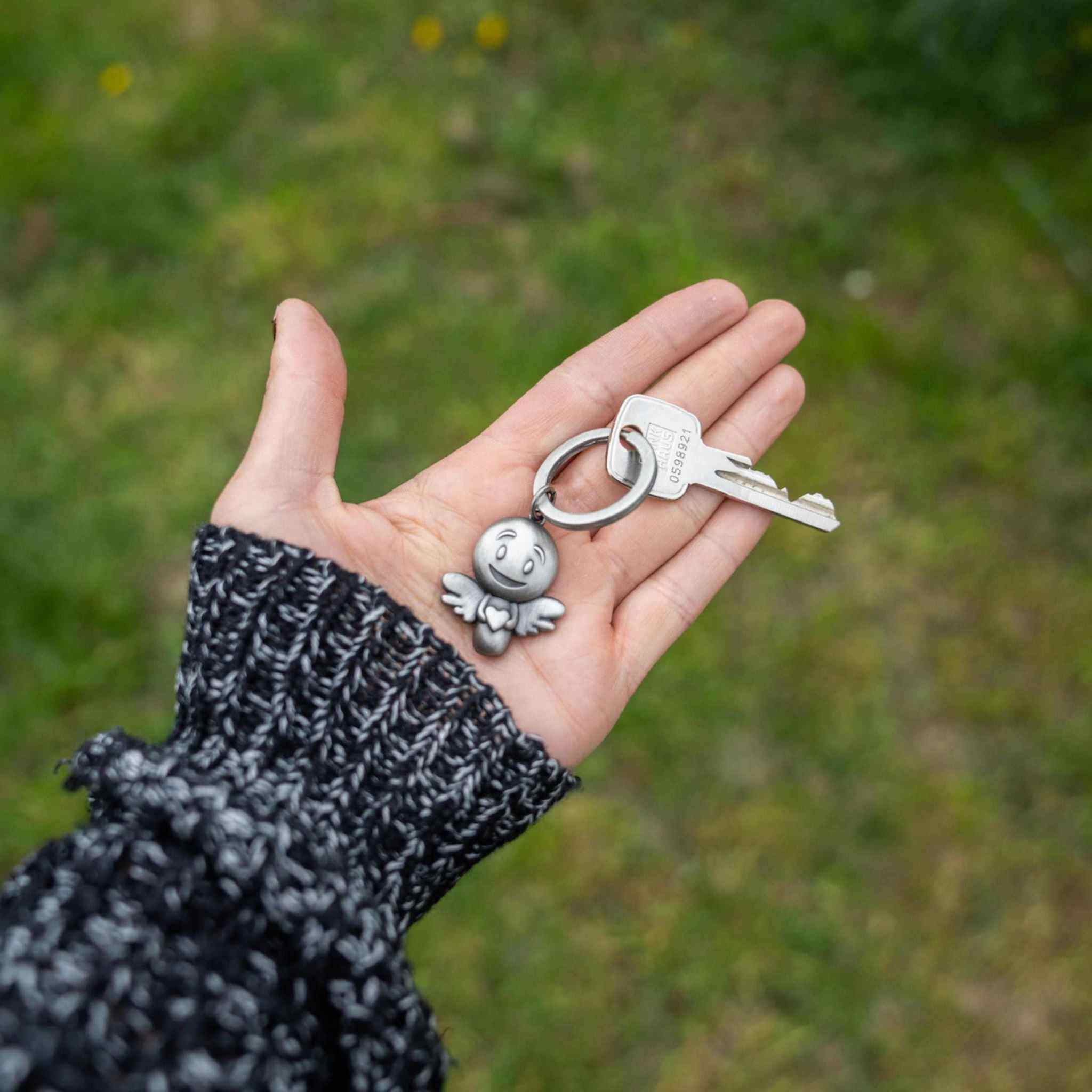 Schutzengel Schlüsselanhänger im Silber-Vintage-Stil in Hand gehalten, ideal als Geschenk.