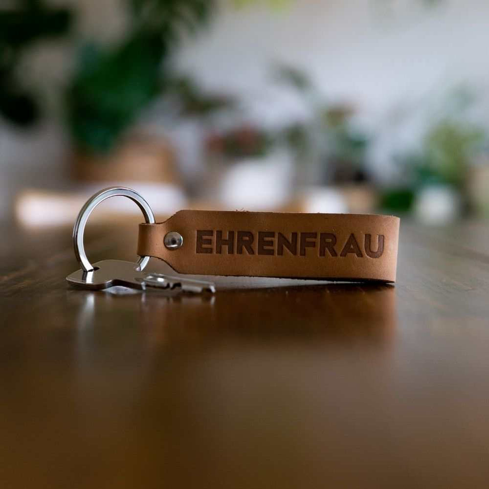 ANKERPUNKT Schlüsselanhänger Leder mit Gravur Ehrenfrau hellbraun - Ankerpunkt