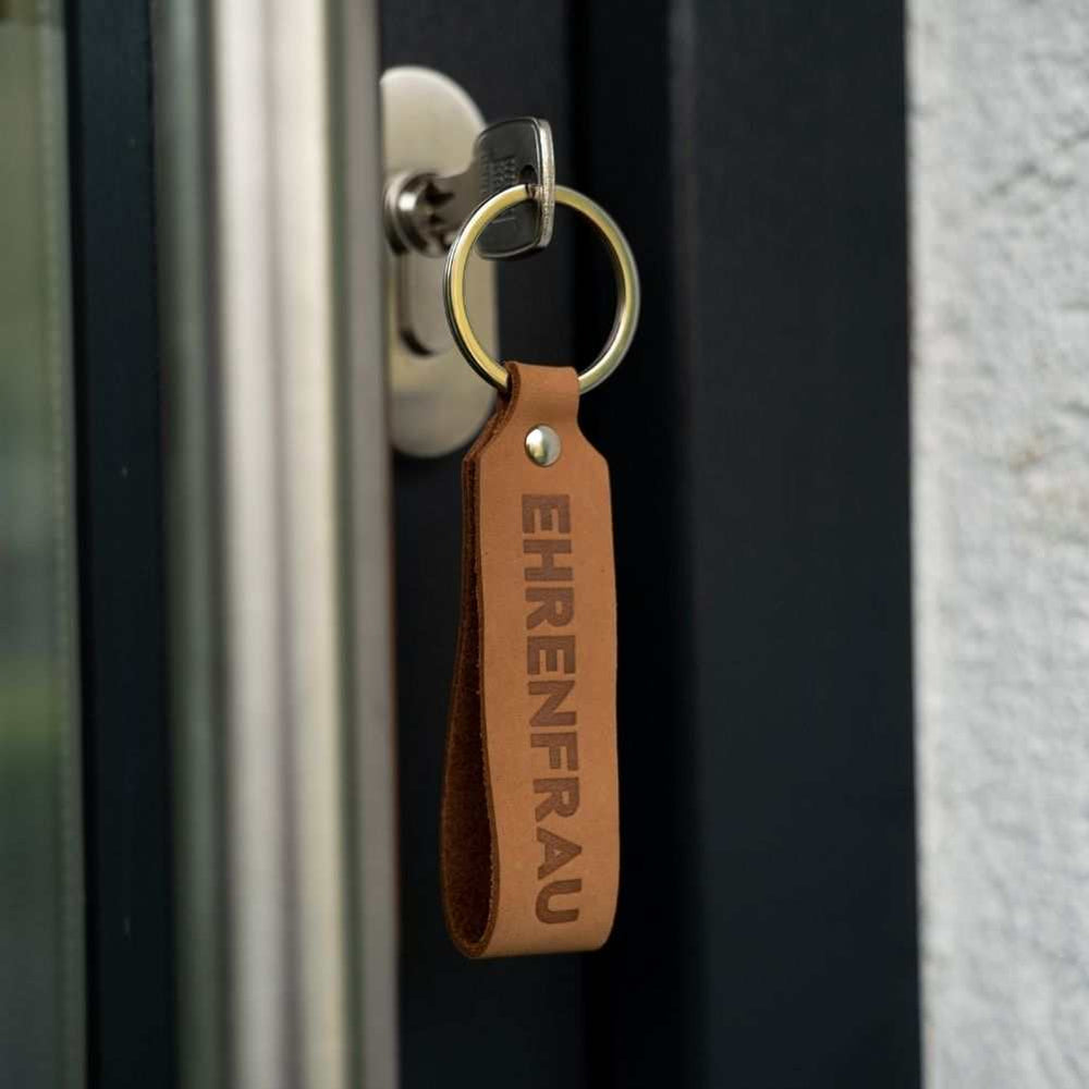 ANKERPUNKT Schlüsselanhänger Leder mit Gravur Ehrenfrau hellbraun - Ankerpunkt