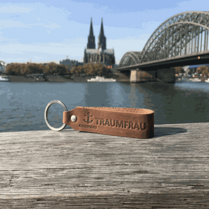 Traumfrau Schlüsselanhänger Leder – Geschenk für Freundin & Ehefrau